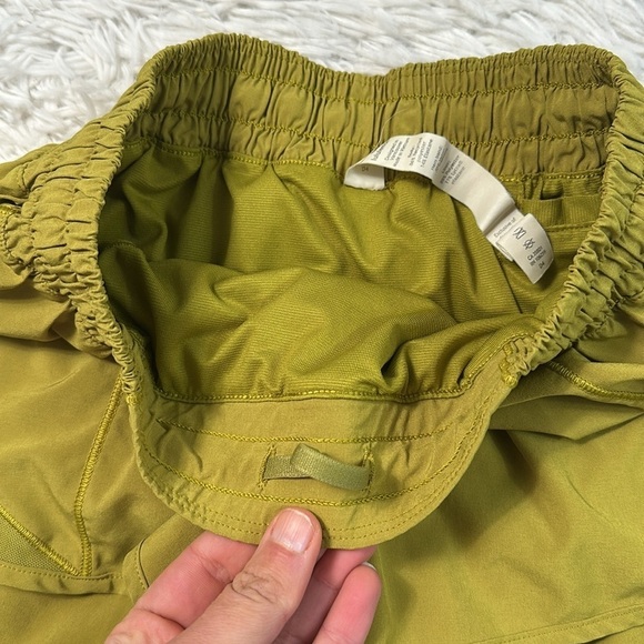 Lululemon Hotty Hot Short II *2.5" Golden Lime - Picture 2 of 6